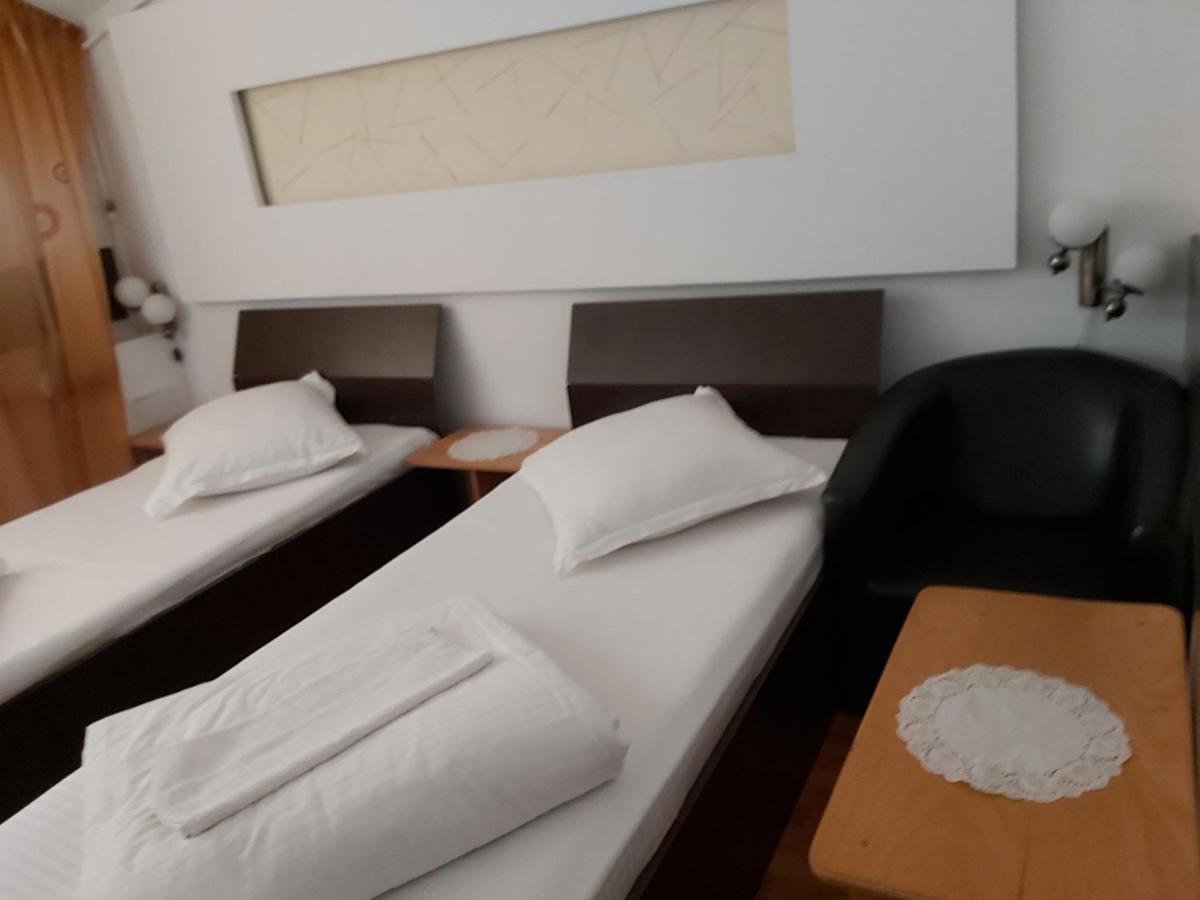 Hotel Turist Resita Exteriör bild