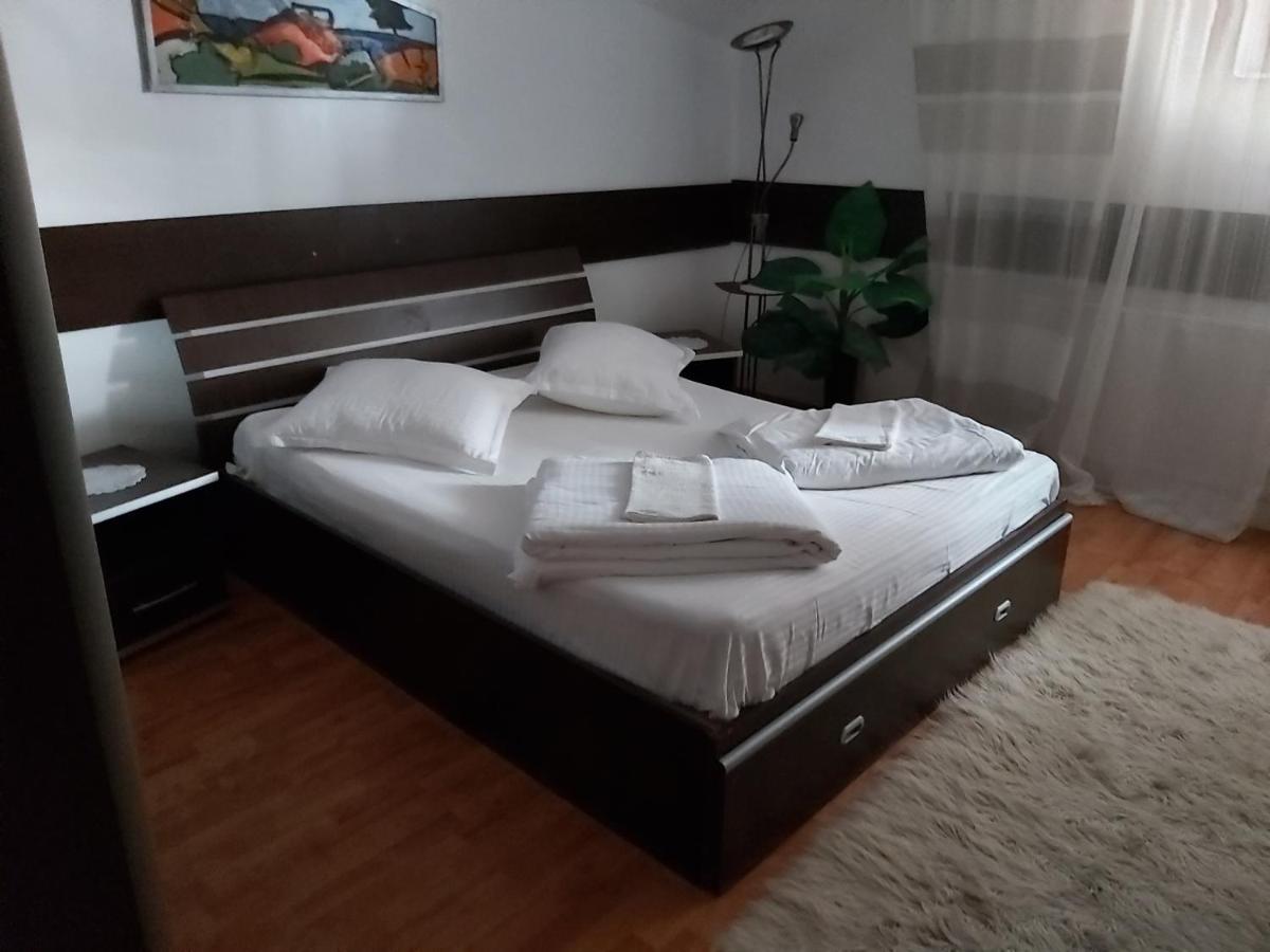 Hotel Turist Resita Exteriör bild
