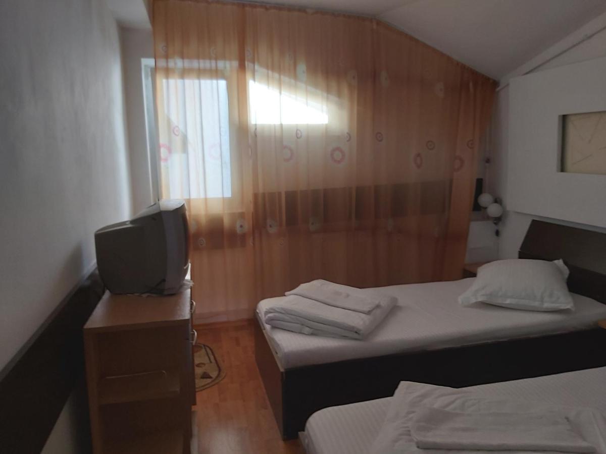 Hotel Turist Resita Exteriör bild