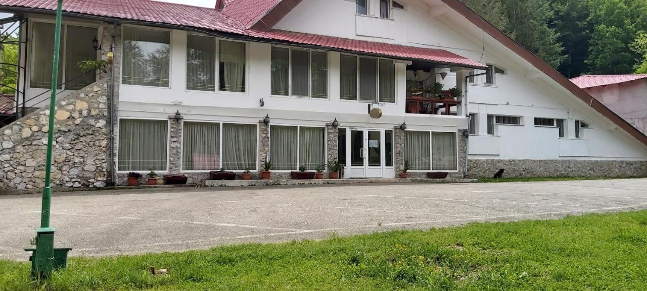 Hotel Turist Resita Exteriör bild
