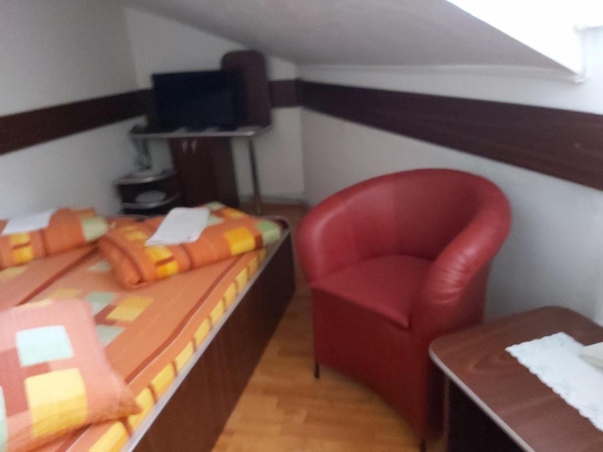 Hotel Turist Resita Exteriör bild