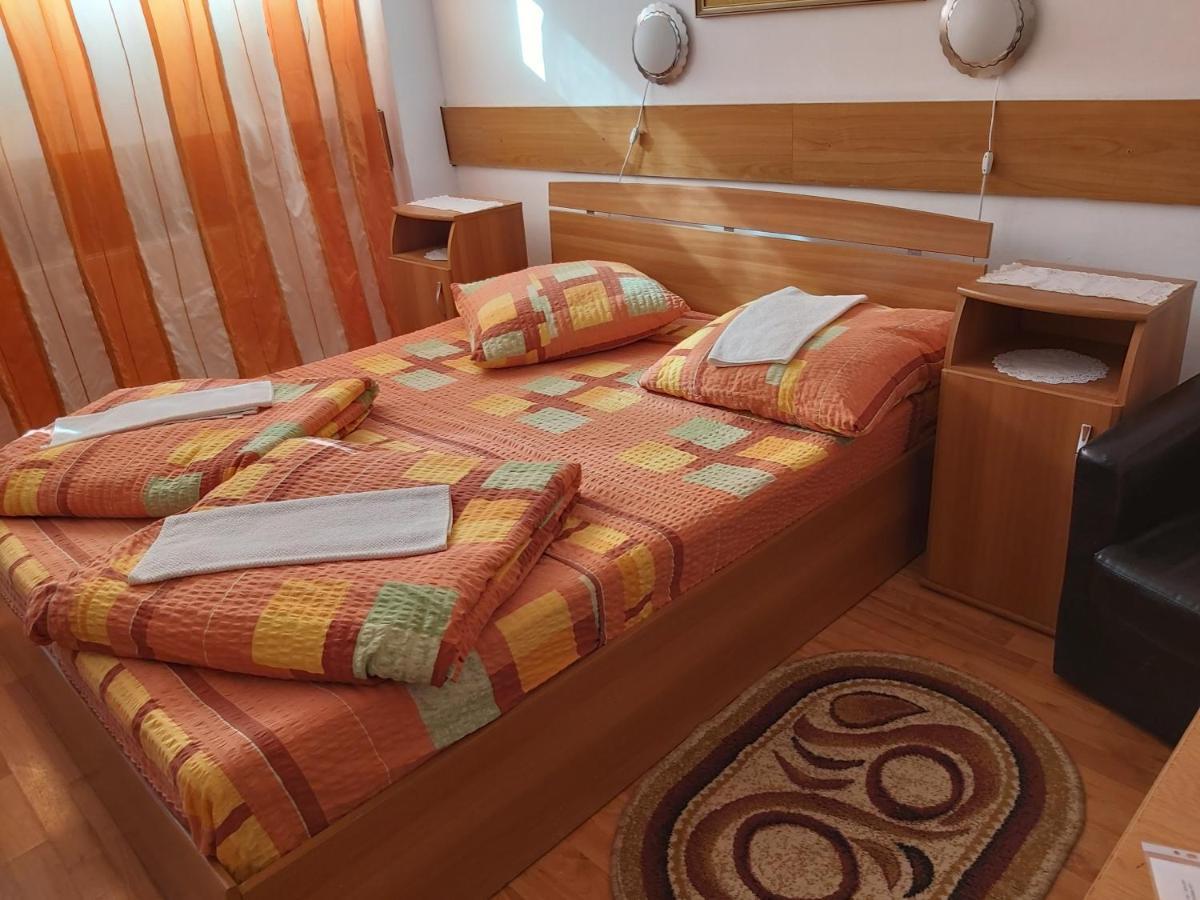 Hotel Turist Resita Exteriör bild
