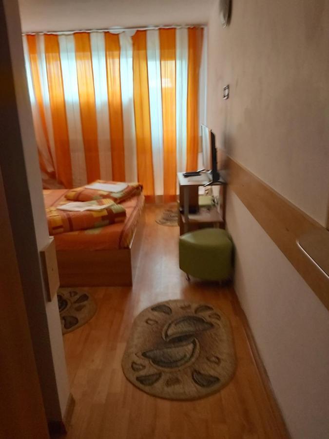 Hotel Turist Resita Exteriör bild