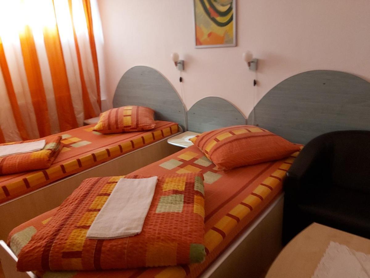 Hotel Turist Resita Exteriör bild