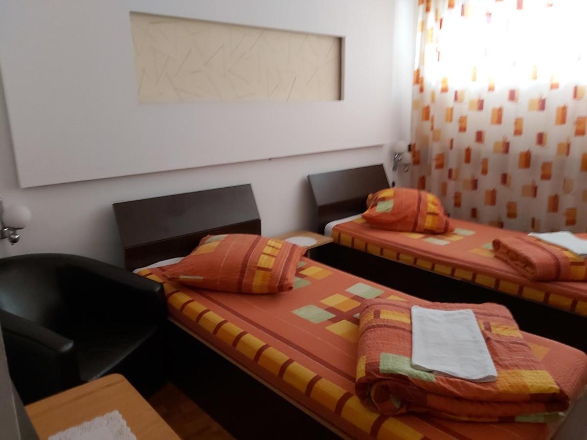 Hotel Turist Resita Exteriör bild